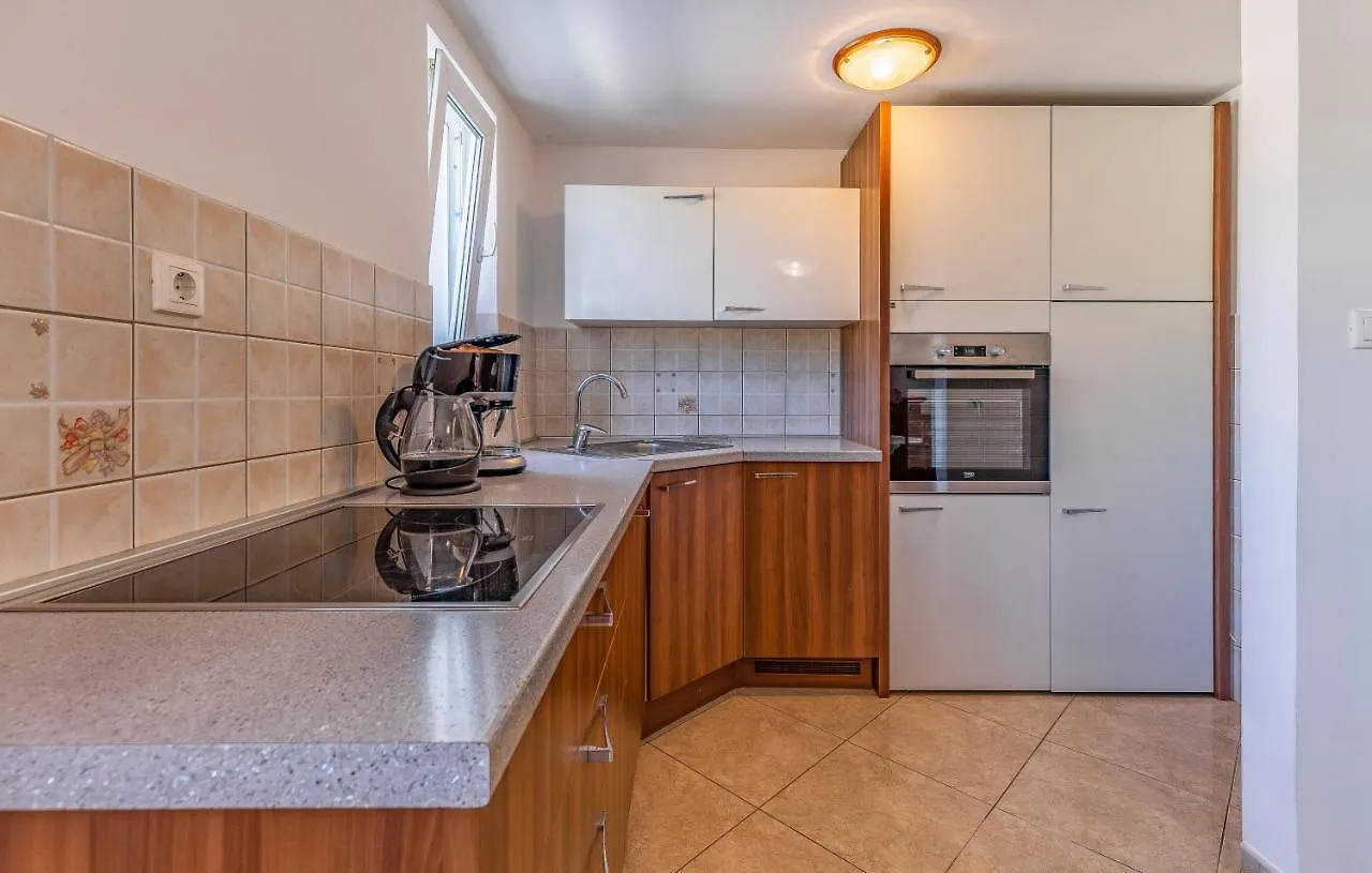 Apartment Melanie Marcana 0*,